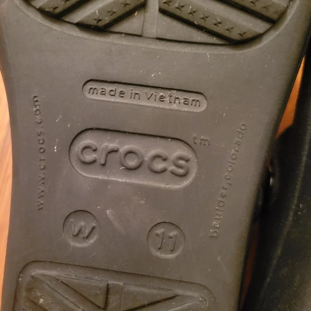 Crocs Comfort Black Thong Sandals Silver Hammered‎ Medallion 11 SANRAH